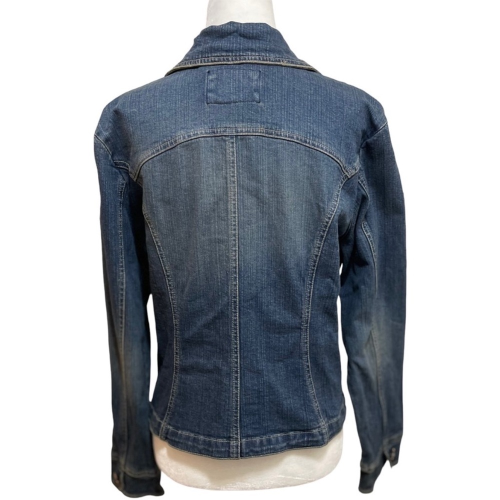 🌺 Super cute denim jacket with rhinestone flower detail on snaps. - Picture 3 of 10